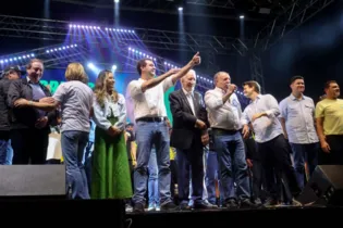 A apuração de 100% das urnas no Paraná indica que o governador Carlos Massa Ratinho Junior, agora reeleito, saiu vitorioso em 378 dos 399 municípios.