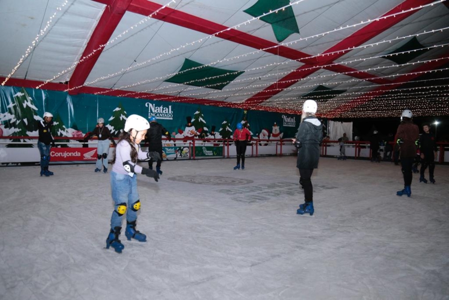 Pista de patinação no gelo é atração no 'Natal Encantado'