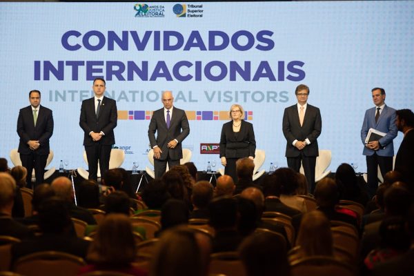 Presidente do TSE discursou a visitantes de ao menos 15 países que vão conhecer e acompanhar as eleições de 2022