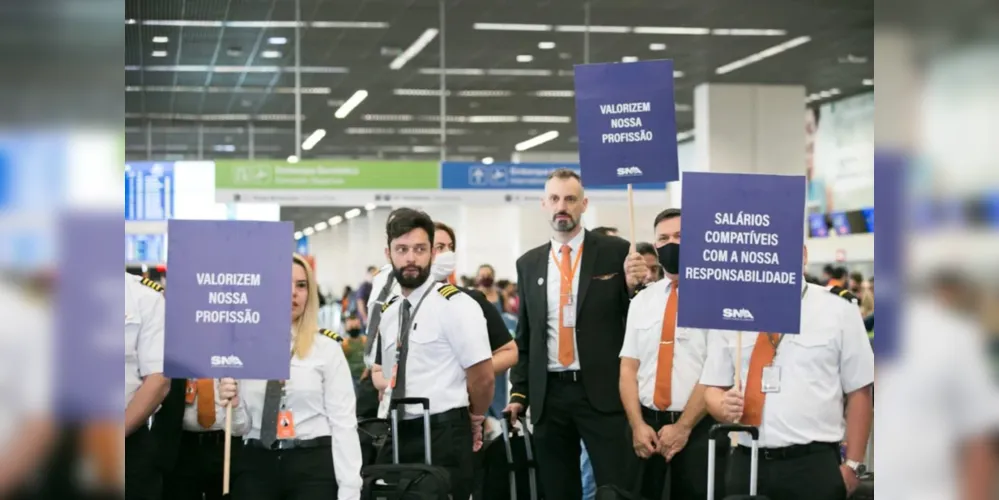 Pilotos, copilotos e comissiários de bordo levantaram placas com reivindicações no Aeroporto Internacional de Brasília