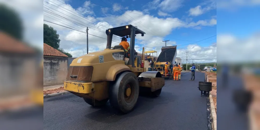 Com um investimento de mais de R$ 1,8 milhão, as ruas da região começam a ganhar cara nova com a aplicação de capa asfáltica, uma das etapas finais dos trabalhos de pavimentação