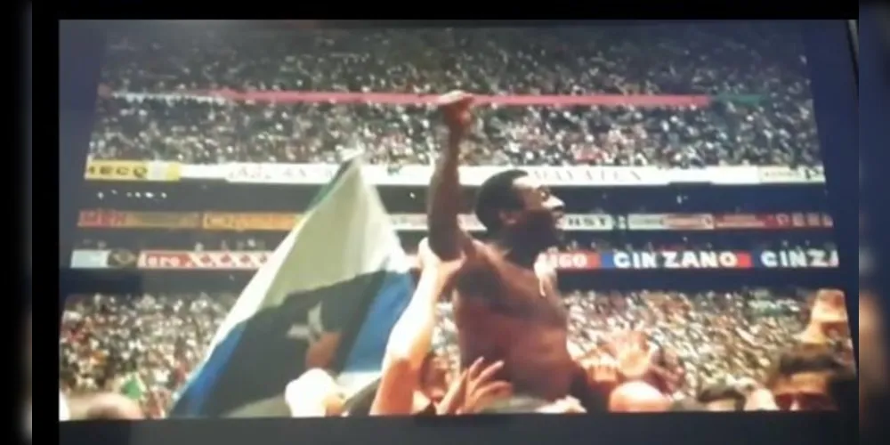 As imagens com a bandeira de Ponta Grossa mostram o ‘Rei Pelé’ logo ao apito final do árbitro.