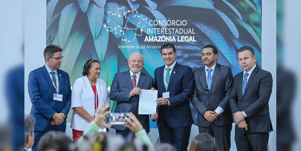 Luiz Inácio Lula da Silva ao lado de governadores.