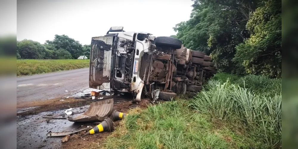 Caminhão carregado de piche teria tombado na região do acidente