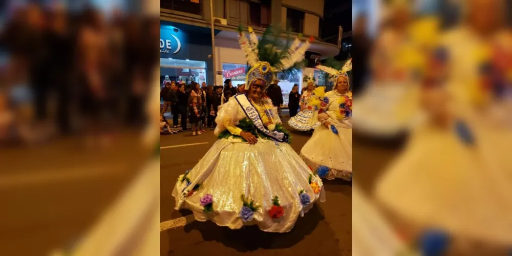 O desfile das escolas de samba é um dos eventos mais tradicionais do carnaval ponta-grossense e costuma atrair sempre grande público