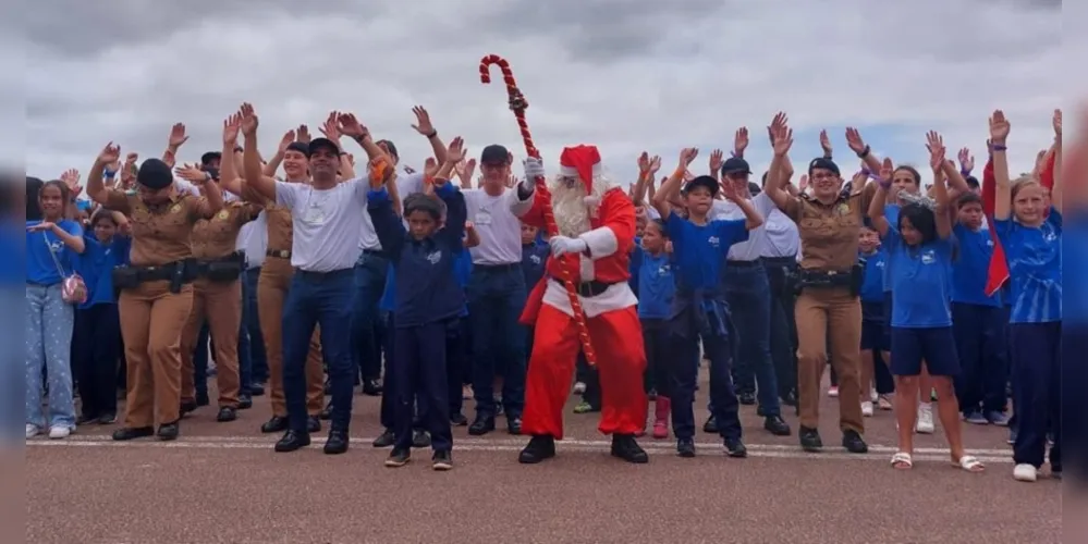 Papai Noel fez a alegria das crianças que visitaram o 1º Batalhão de Polícia Militar