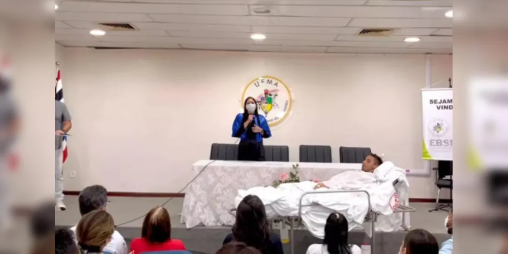 Estudante internado em estado grave ganha colação de grau em hospital