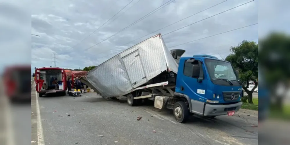 Grave acidente em Curitiba deixa carro esmagado entre caminhões