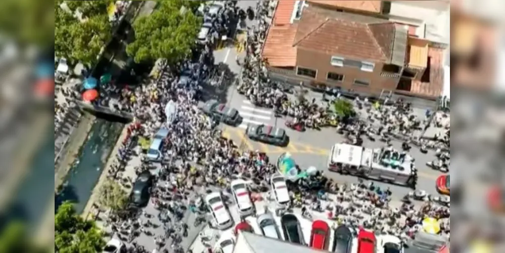 Carro dos Bombeiros com o corpo de Pelé pelas ruas de Santos