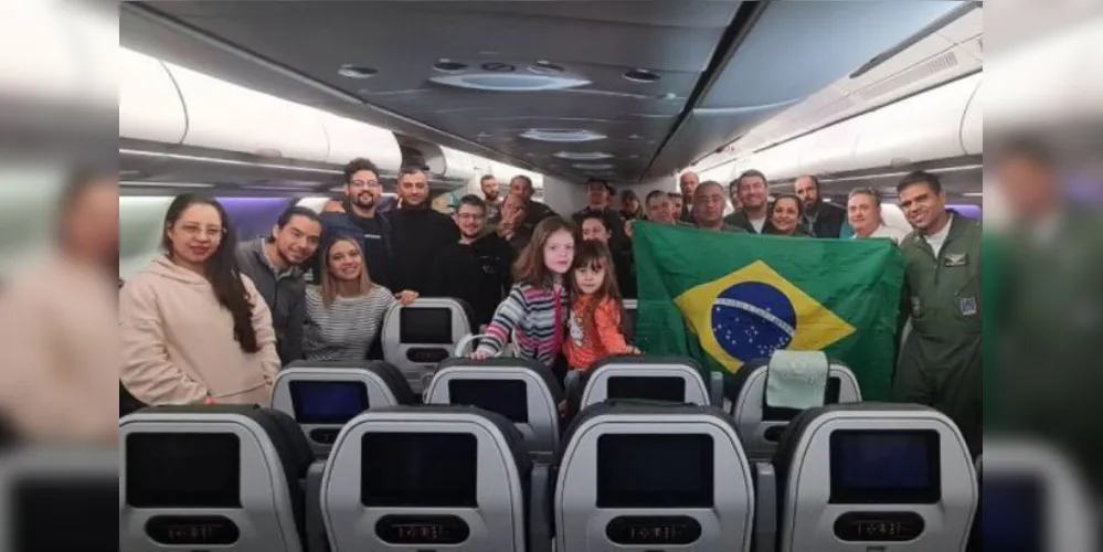Avião da FAB chega com brasileiros e turcos sobreviventes do terremoto