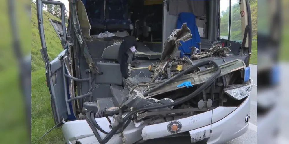 24 pessoas ficam feridas com acidente entre ônibus e caminhão