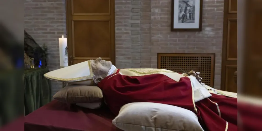 O falecido Papa Bento XVI é visto na capela do mosteiro 'Mater Ecclesiae', onde viveu depois de se aposentar em 28 de fevereiro de 2013