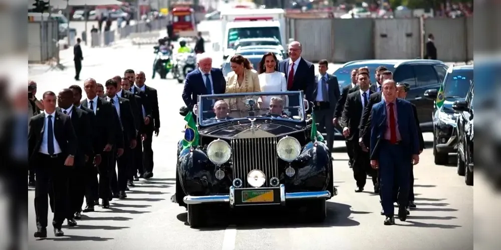 Lideranças e suas esposas desfilaram, juntos, no carro presidencial