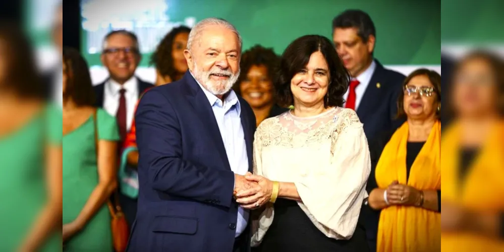 À esquerda o presidente eleito, Lula (PT), e à direita a futura ministra da Saúde, Nísia Trindade