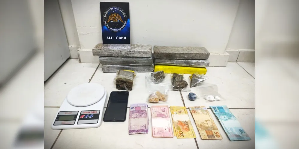 Drogas, dinheiro, um celular e uma balança de precisão foram localizadas