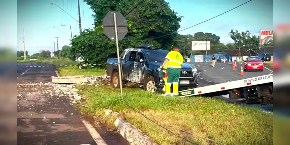Vítimas estavam em uma camionete Toyota Hilux, que colidiu contra um poste