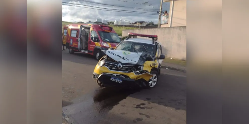 A batida danificou parcialmente a lateral e a parte frontal da viatura