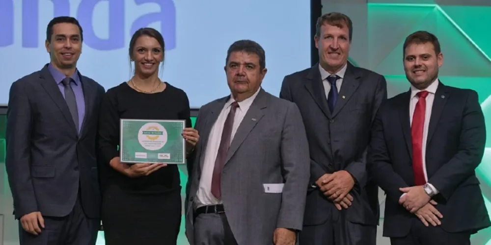 Selo foi entregue das mãos do presidente da Organização das Cooperativas Brasileiras (OCB), Marcio Lopes de Freitas, aos representantes da Castrolanda