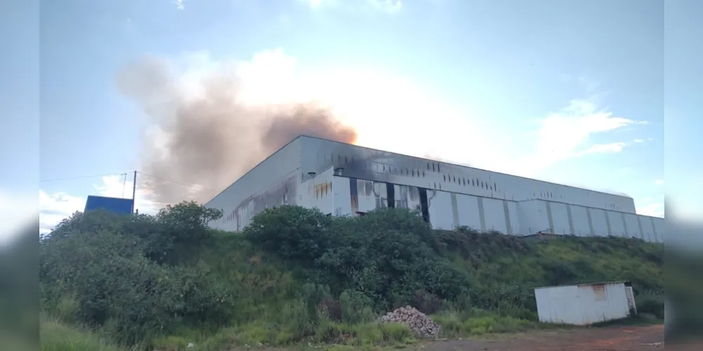 Incêndio atingiu a fábrica da Braslar nesta segunda-feira (26)