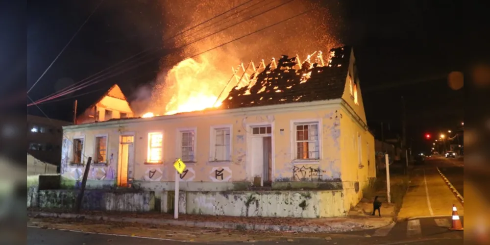 Imóvel foi consumido pelas chamas na madrugada deste domingo em Ponta Grossa