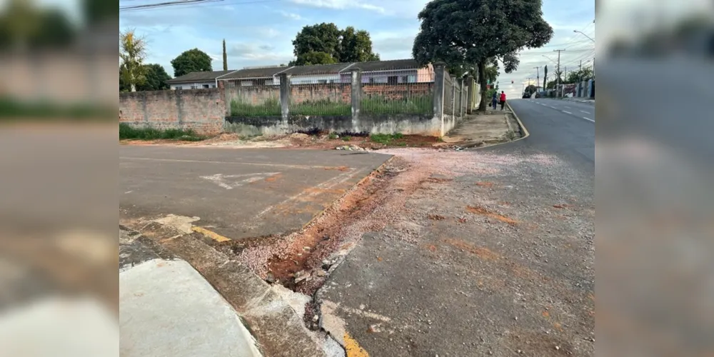 Sanepar realiza obra, abre valeta e não pavimenta após a obra