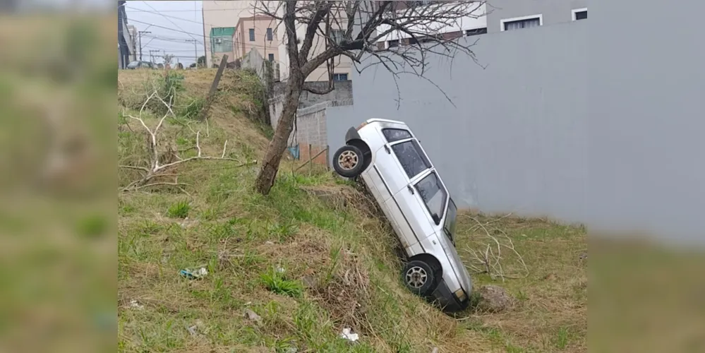 Veículo, um Fiat Uno, está abandonado em um terreno baldio entre as ruas Tiradentes e Afonso Celso