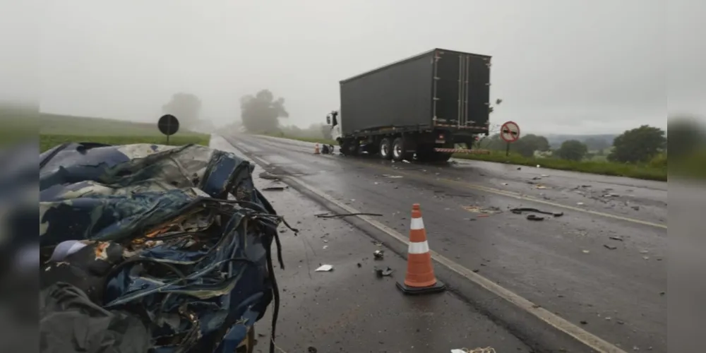 Acidente fatal entre um Chevrolet Celta e um caminhão Volkswagen 24280 foi na madrugada deste sábado