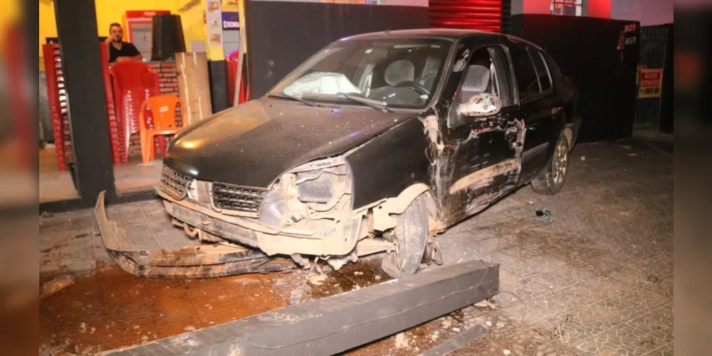 Após a batida, o motorista do Clio acabou colidindo o veículo na fachada de um bar