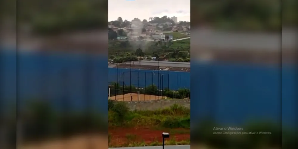Os ventos fortes causaram destelhamentos em residências e mobilizaram a Defesa Civil