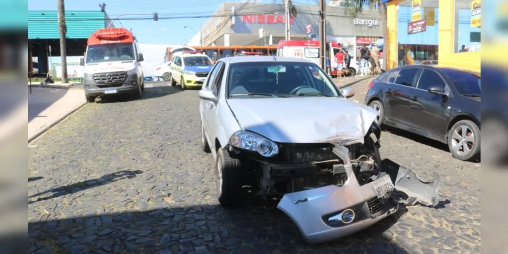 Motociclista ficou gravemente ferida após colisão com Fiat/Siena