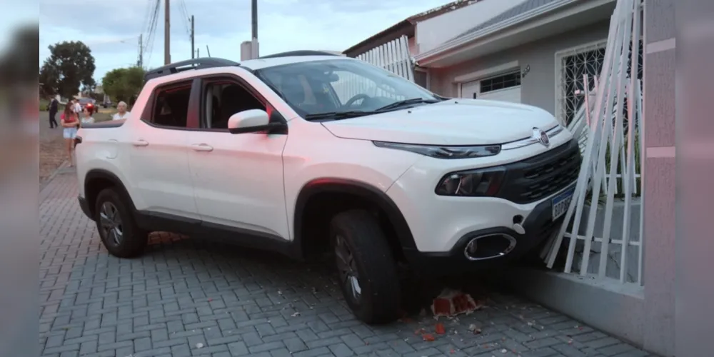 As passageiras pularam do veículo em movimento. Carro parou após bater no gradil de uma residência