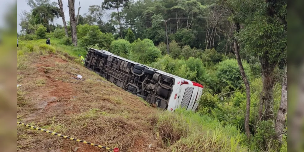 Ônibus tinha 54 passageiros e o motorista, que não se feriu