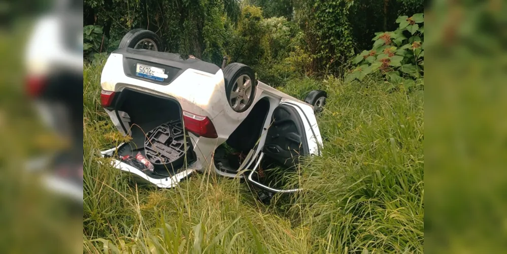 Carro chegou a capotar às margens da estrada; equipes de socorro foram acionadas