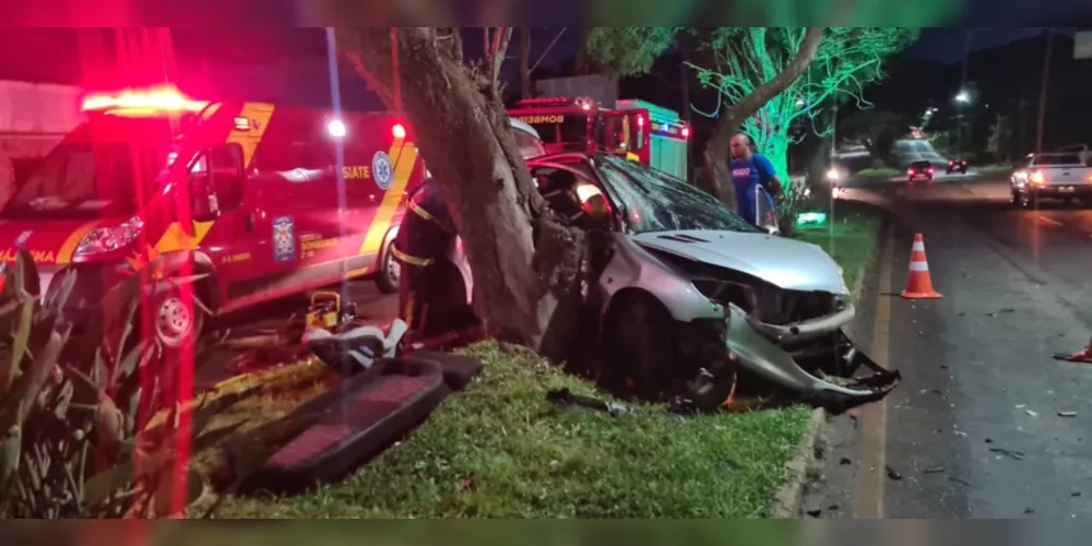 O carro que a mulher grávida estava foi parar no canteiro central após a batida