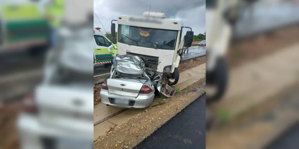 Carro bateu de frente com um caminhão
