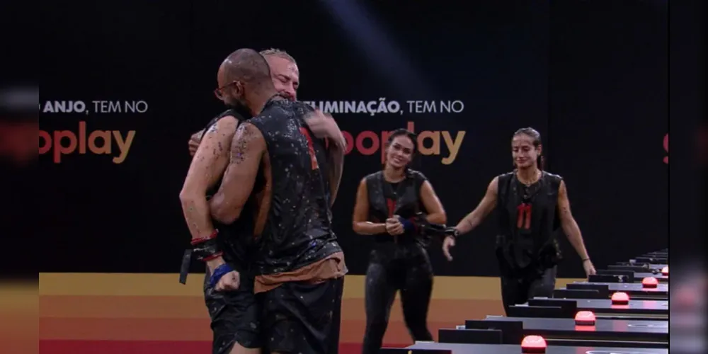 A dupla comemora bastante e se emociona, assim como Larissa e Bruna Griphao que ficaram até o fim da disputa.