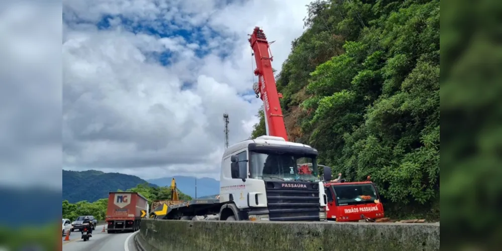 Guindaste do DER chega à BR-277 para obra emergencial no Litoral
