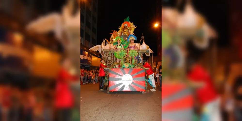 O ponto alto do carnaval do bicentenário fica por conta do desfile das escolas de samba, que acontece neste sábado, às 20h