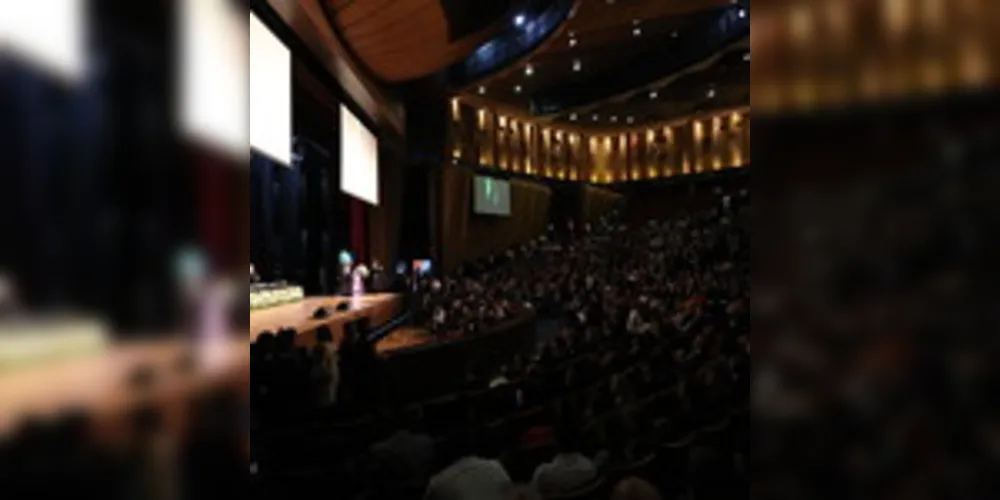 A entrega do diploma, que oficializa o resultado da eleição e dá direito ao eleito de assumir o mandato, foi realizada no Teatro Positivo, em Curitiba