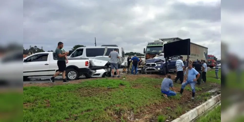 Motorista de caminhão bateu em caminhonete, que foi atingindo outros veículos. Cachorro estava na caminhonete e morreu na hora