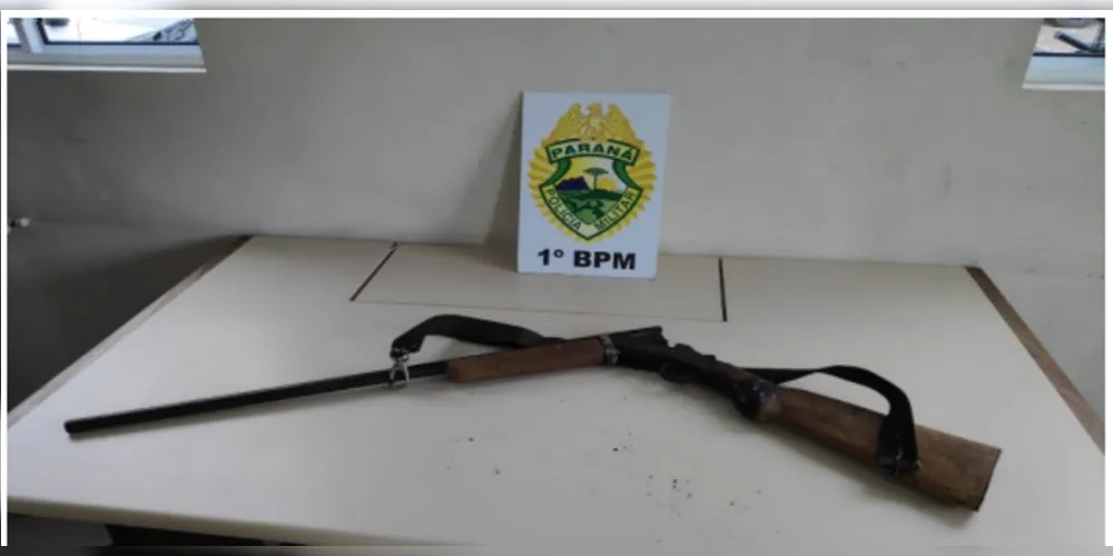 Arma foi encontrada em cima de um guarda-roupa em uma das residências
