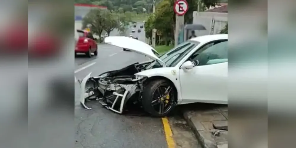 Ferrari teria se envolvido em um acidente com um outro automóvel
