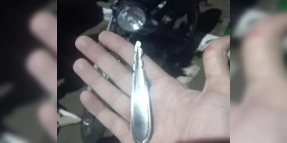 Durante a abordagem, o homem deixou cair uma chave micha feita com um cabo de uma colher