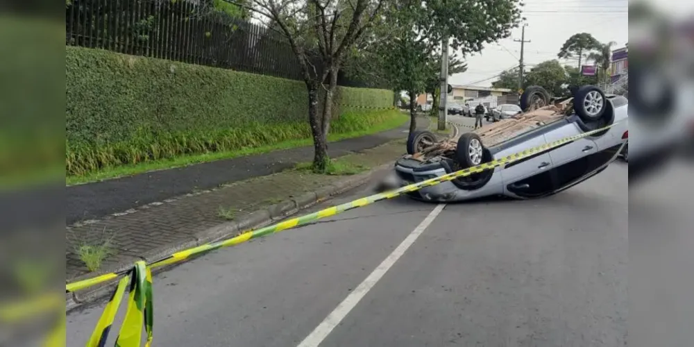 Carro teve uma pane, motorista tentou fazê-lo pegar embalando, mas veículo bateu em árvore e tombou em cima dele