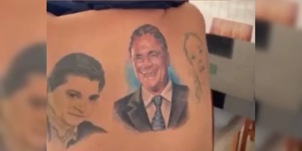 O senador Jorge Kajuru fez uma tatuagem nas costas com o rosto de Alvaro Dias, chefão de seu partido: "A única colorida", disse, ao exibi-la