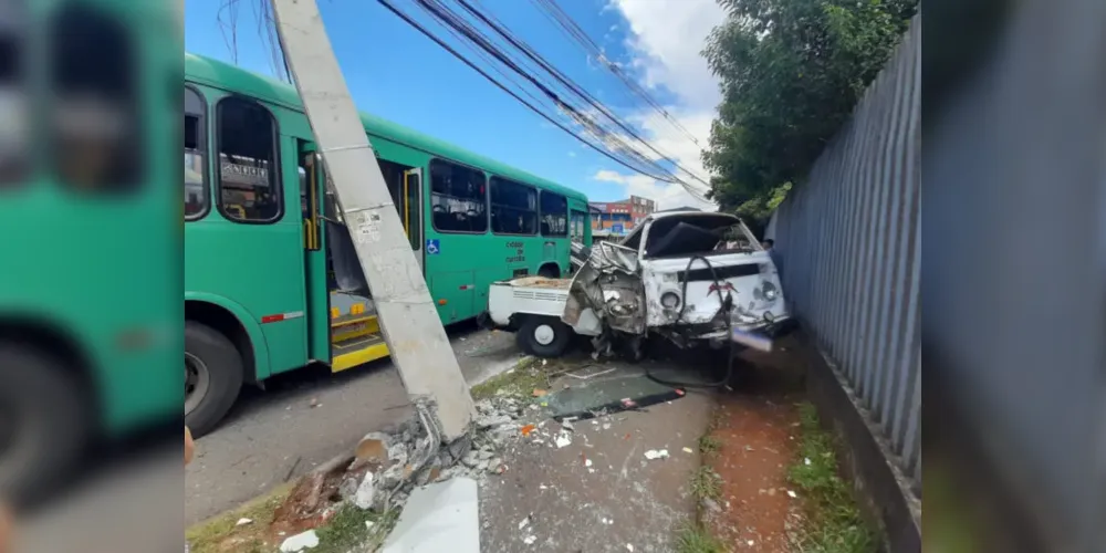 O motorista perdeu o controle o ônibus, bateu em carros, destruiu uma Kombi e quebrou um poste