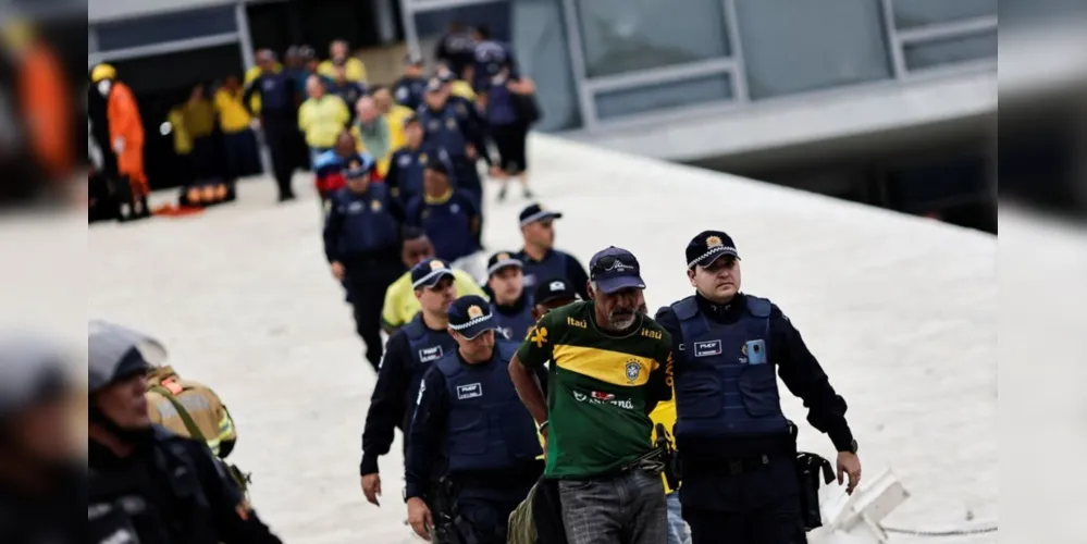Além da operação, centenas de participantes dos atos em Brasília seguem detidos