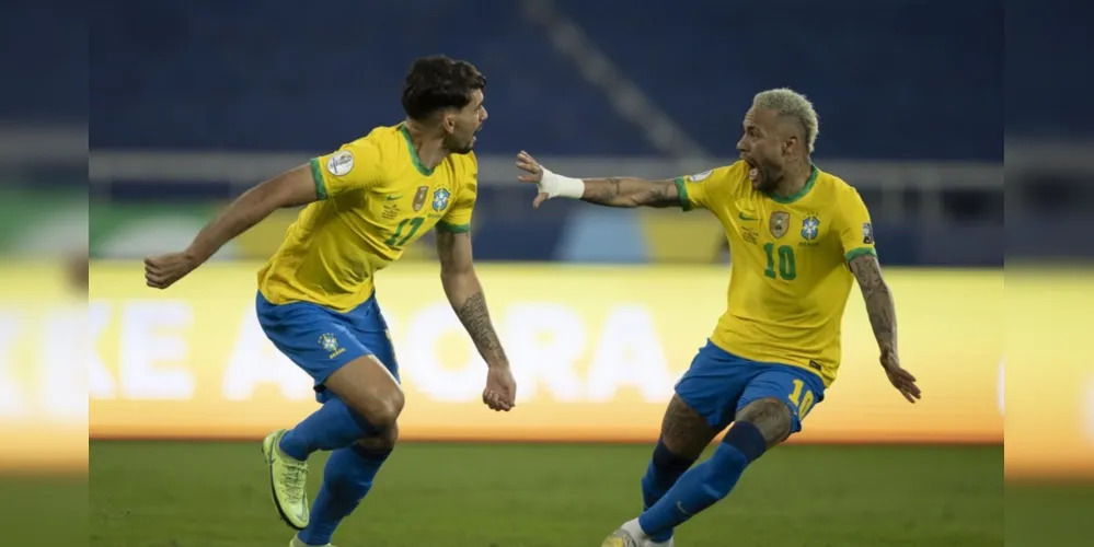 Lucas Paquetá e Neymar comemoram gol pela Seleção.