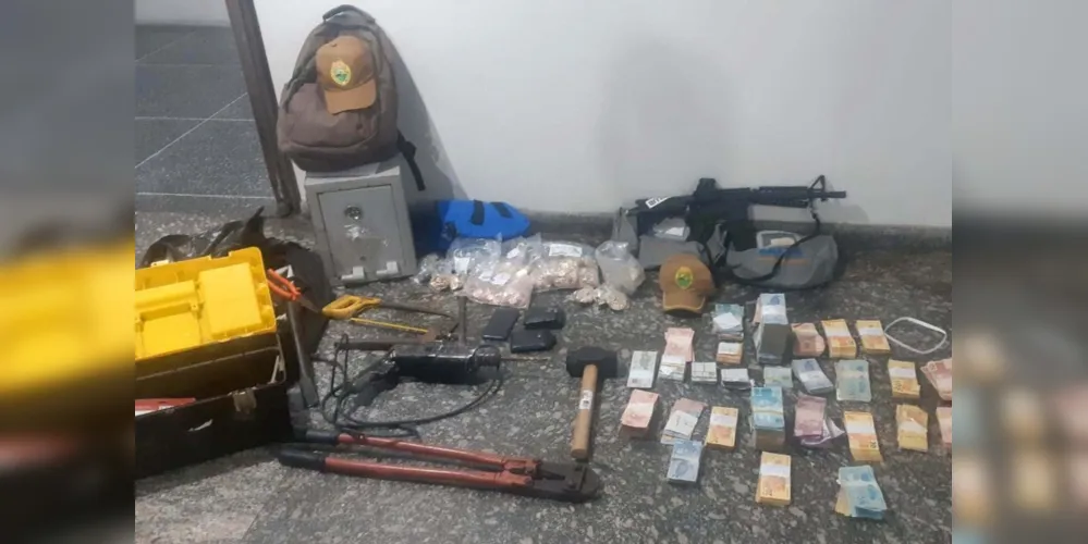 No carro foram encontrados um simulacro de fuzil, ferramentas utilizadas no assalto, um cofre e mais de R$ 95 mil em espécie