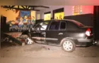 Câmeras flagram violenta batida de veículo em bar de PG